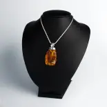 Wisior z bursztynu w srebrze nieregularny Wisior z bursztynu w srebrze nieregularny